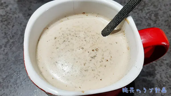 冷たい牛乳に溶けた様子